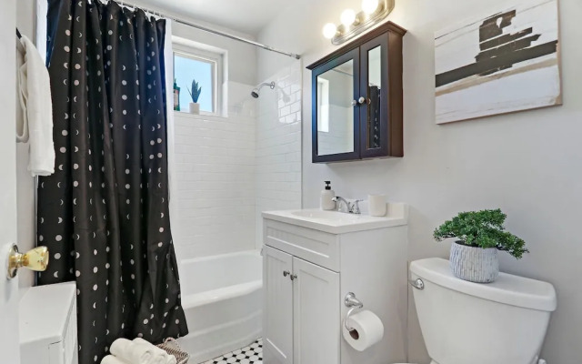 2BR Modern & Comfy Apt in Rogers Park