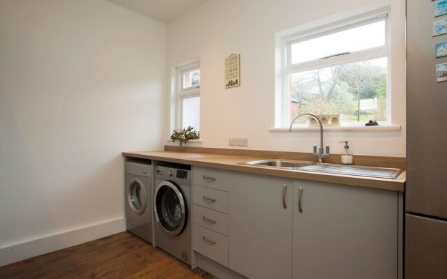 10 Bedroom Home In Glastonbury Beautiful Garden