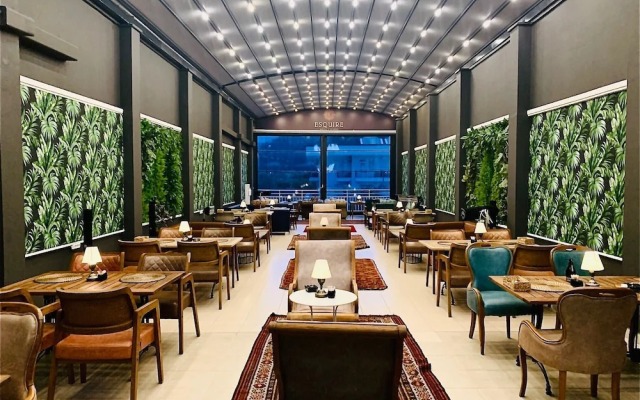 Esquire Hotel & Lounge