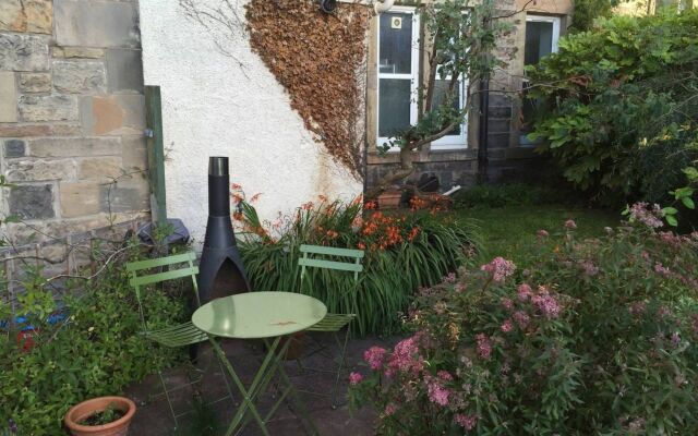 Central and Spacious 2 Bedroom Flat With Garden