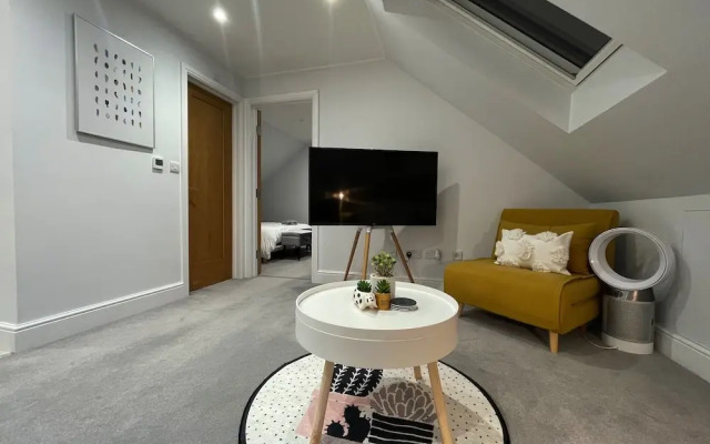 5 Star Unique Luxury Detached Apartment in Windsor