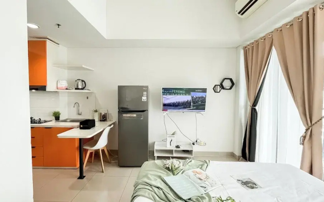 Contemporary Studio At Apartment Lrt City Bekasi