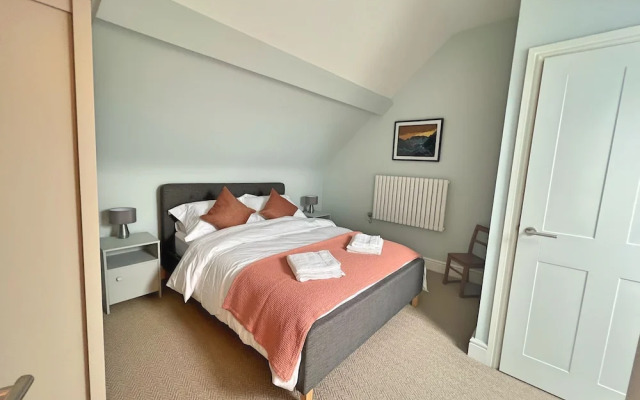 Charming 3 Bed Townhouse Near Llanddwyn Beach