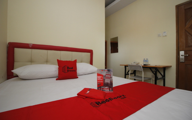 RedDoorz Plus @ Jalan Pemuda Jakarta