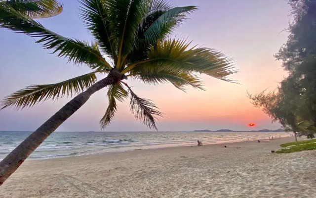 Escape Condominiums Beachfront Suites - Mae Phim