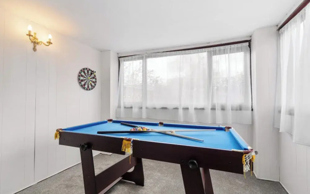 Staines House-3bed-sleeps7- Freep-close to Airport