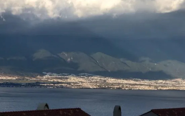 Haishanghua Lake View Villa