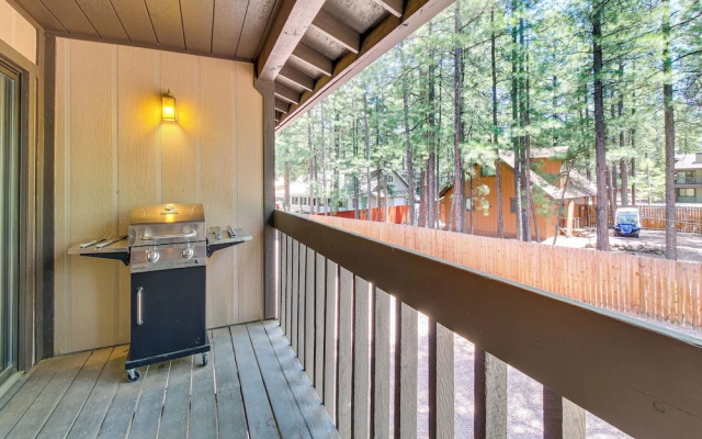 Hike & Golf: Family Home w/ Balcony in Pinetop!