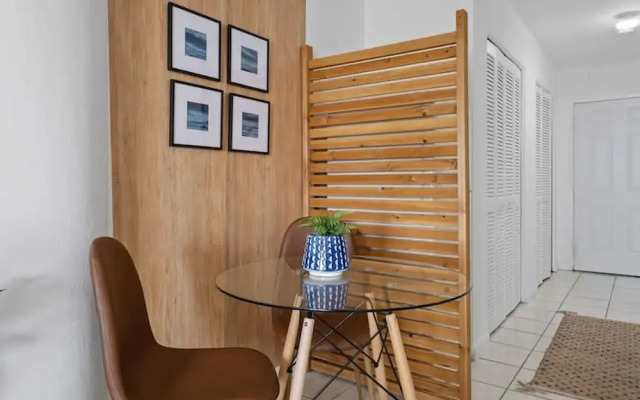 Bayshore Bliss- Cozy Space Pool Views