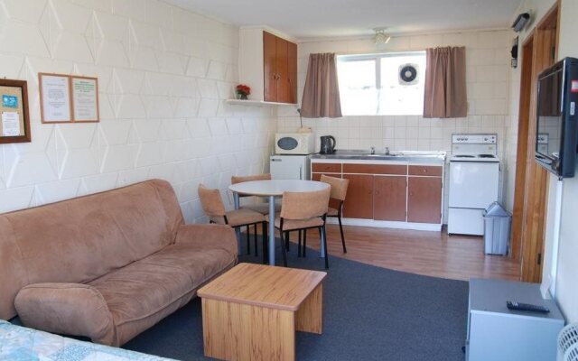 Manhattan Lodge Motel