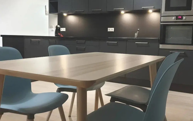 Modern 3 Beds In Convenient Location - Parking