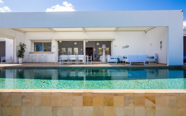 Modern Private Villa, Swimming Pool, AC, Free Wifi, Near Orient Beach, Ideal for Couples/ Families!