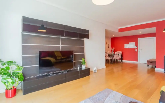 Spacious Lisbon Haven w Lift Garage