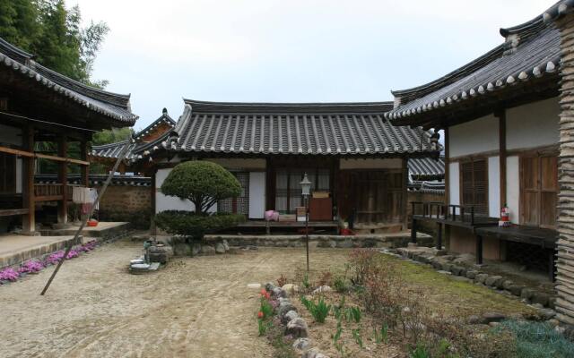 Geochang Choongsindang Donggae Jeongon Gotek