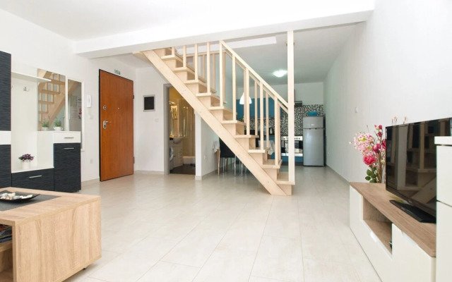 Apartment 1819