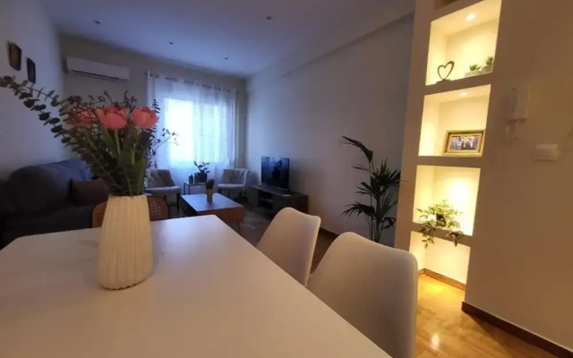 2 bd Renovated Flat at Acropolis