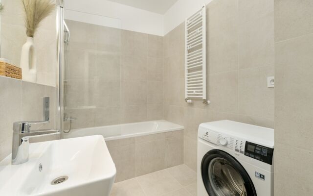 Gray Cosy Studio in Poznań by Renters