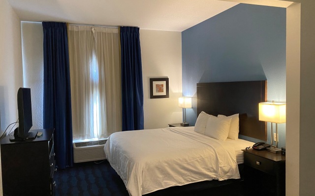 La Quinta Inn & Suites St. Louis Airport - Riverport