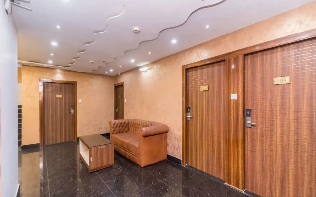 Capital O 9390 Golden Afreen