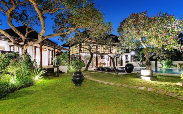 Finns Beach Villa Canggu