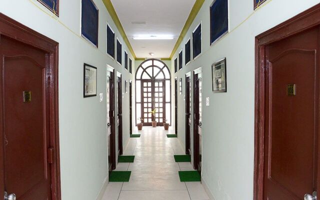 OYO 4255 The Crown Plaza