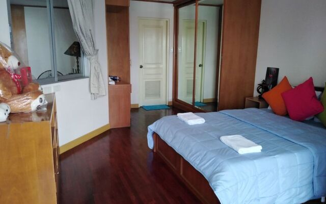 Downtown Apartment near BTS Station