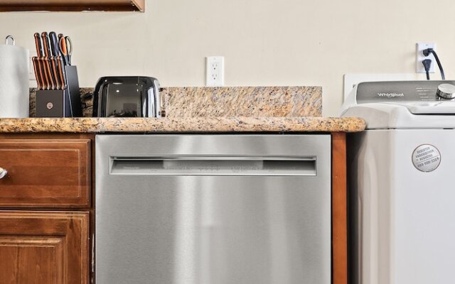 Sunny & Cheerful Near I-10 ~ Queen Beds ~ Parking