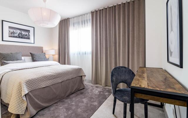 INF42M- Modern city apartment, families only