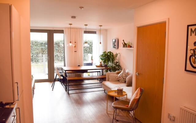 Modern 1 Bedroom House in Pontoon Dock