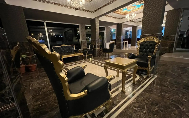 Grand Black Hotel
