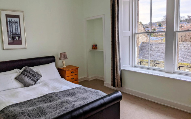 Craigowen - 4 Bed Maisonette on Historic High Street