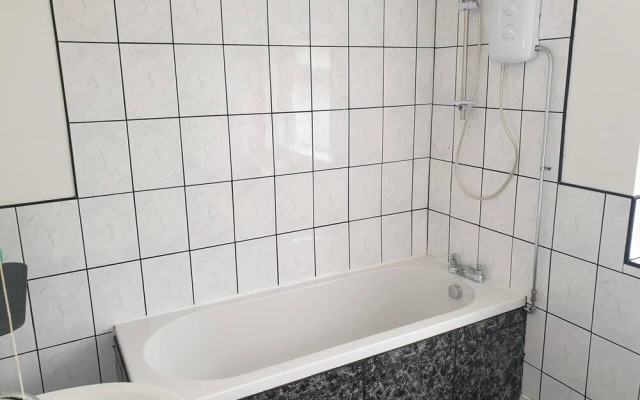Sleeps 6, Guests&contractors, Wi-fi, Free Parking