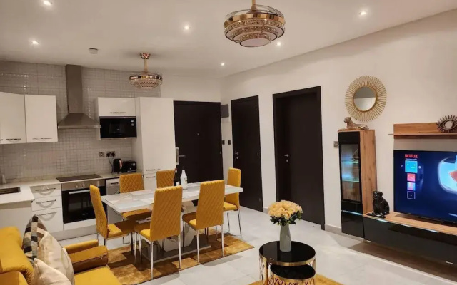 Impeccable & Cozy Gem-5 Star Location - Pools, Gym