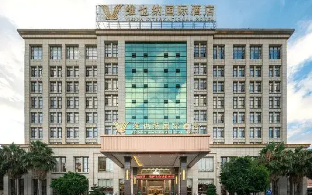 Vienna International Hotel (Baoshan High-speed Railway Station Wuyue Plaza)