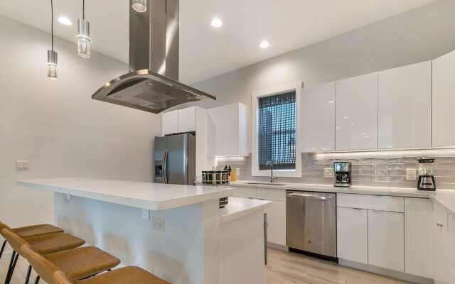 Spacious Townhouse with Balcony