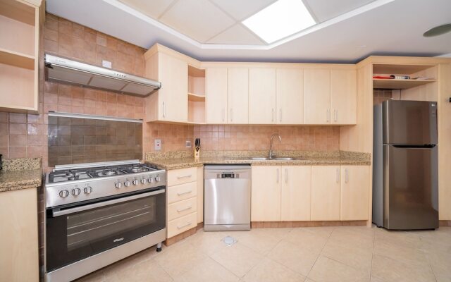 Luton Vacation Homes - Shoreline Apartment with Beach access