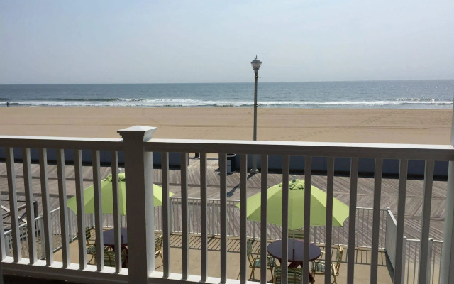 Fish Tales Boardwalk Inn