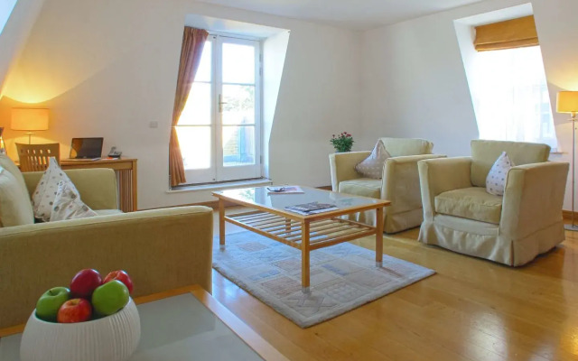 Native King’s Wardrobe, St. Paul’s