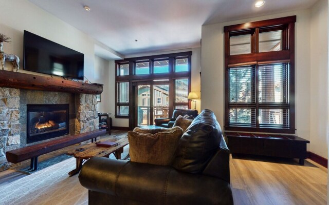 Juniper Crest 7 Private Hot Tub, 2 Car Garage, BBQ, Walk to the Lifts and Mountain Views by RedAwning