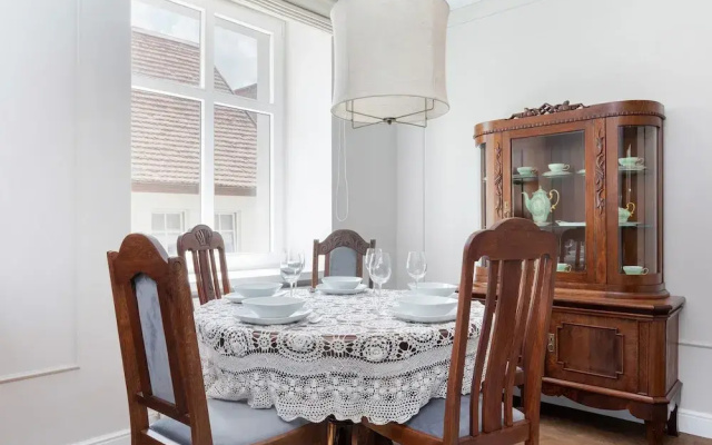 Kosciuszki Square Apartment by Renters