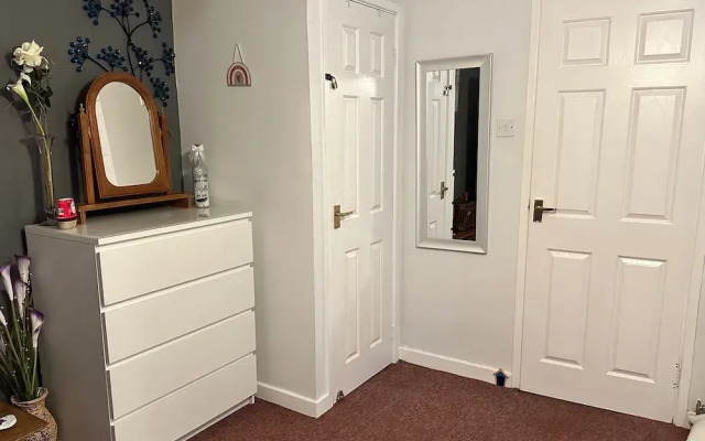 Llanidloes - Sleeps 7 - Parking - Pet Friendly