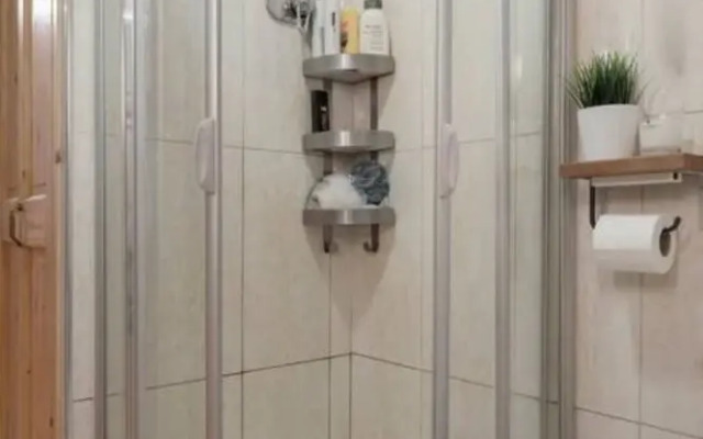 Spacious 1 Bedroom Apartment Near The Triangle