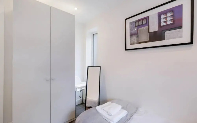 West Hendon Apt with Parking 03