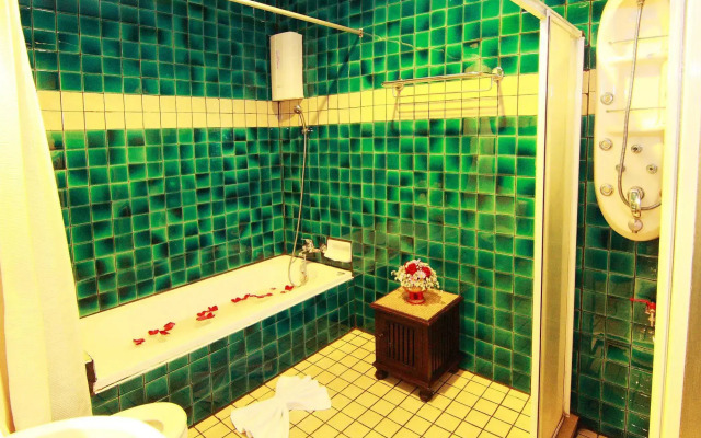CM Night Bazaar Boutique Hotel