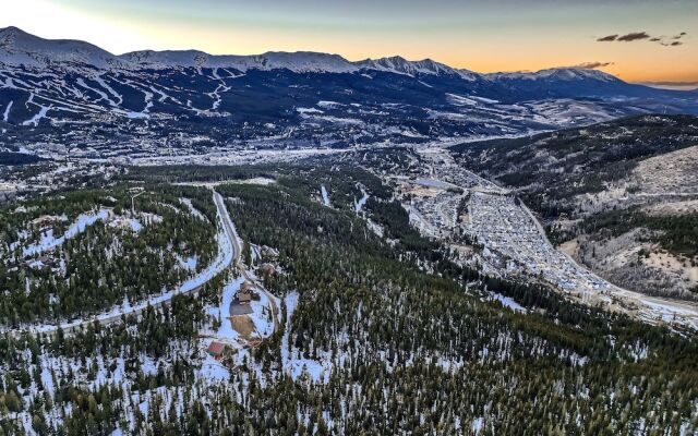 Slopeview Sanctuary 4 Bedroom Home by RedAwning