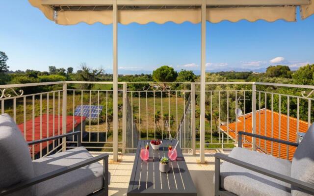Villa Paradiso: Near beach, superb pool and garden