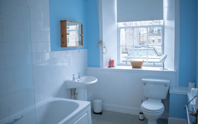 Traditional 3 Bedroom Apartment in Central Edinburgh