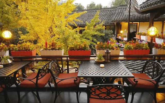 Yurong West Lake Cottage Resort