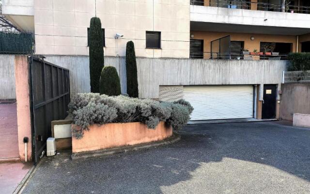 T2 proche de la gare, à 10 minutes à pieds de la Croisette, piscine & parking dans résidence de haut standing