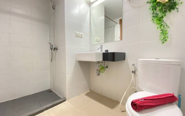 Bright Studio Room at Beverly Dago Apartment